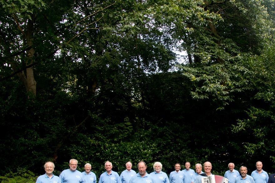 Het mannenkoor anno september 2020 tijdens corona op 1,5 meter afstand